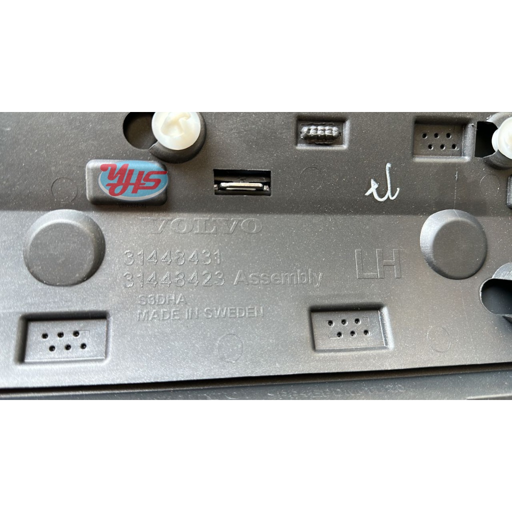 NEW Volvo XC90 t8 rear door moulding thumbnail