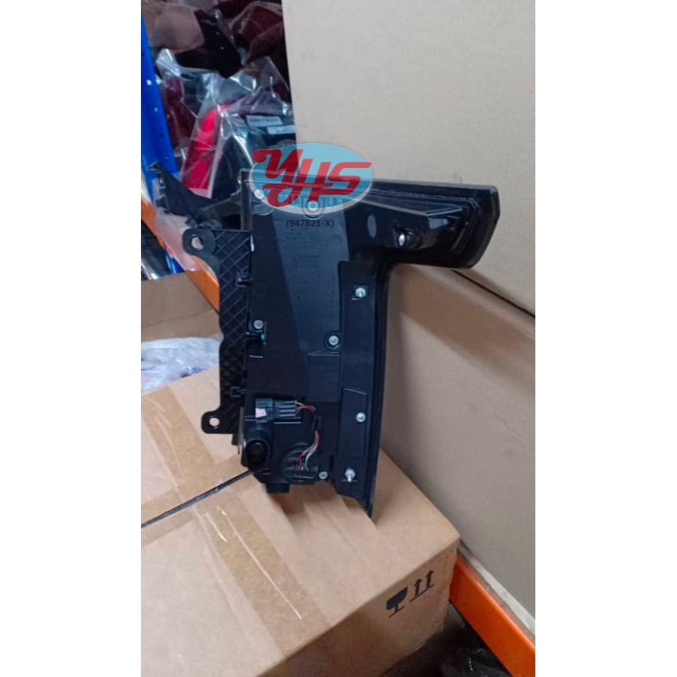 LEFT LAND ROVER SPORT L405 2013-2017 REAR LAMP TAILLIGHT LH TAIL LAMP LAMPU BELAKANG KIRI thumbnail