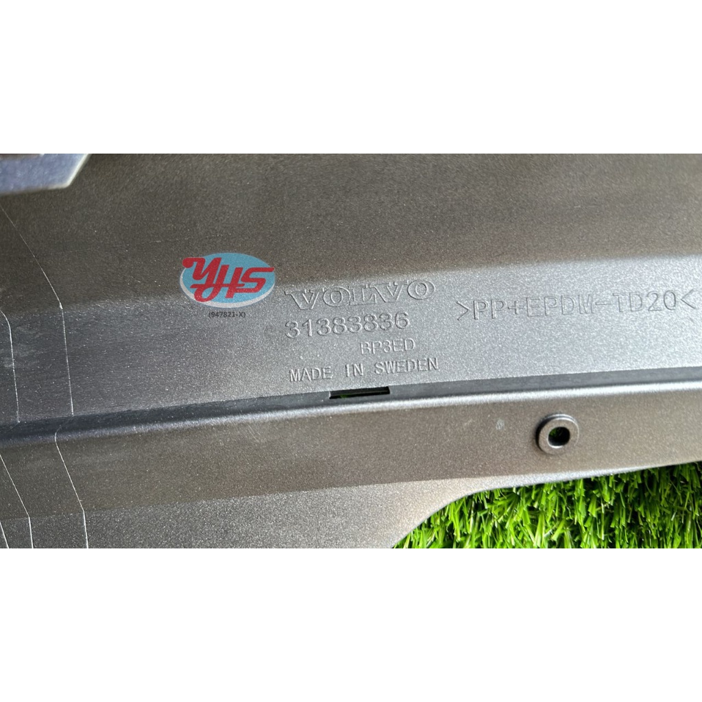 NEW Volvo XC90 rear bumper diffuser trim thumbnail